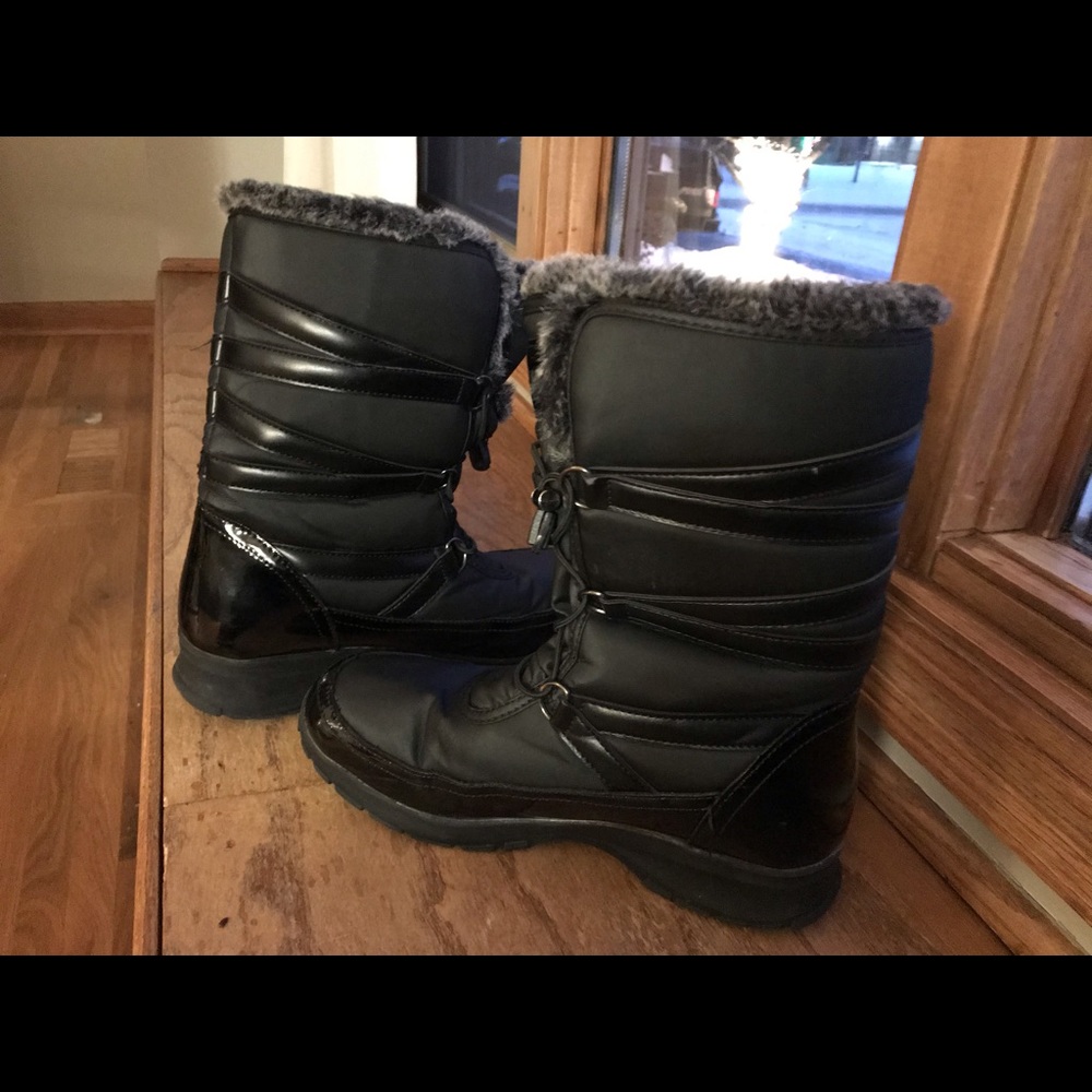 Women’s Khombu black mid height winter boots sz 8